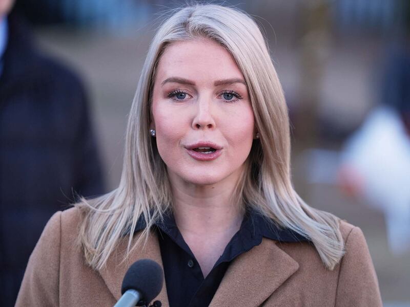 Une femme ayant des liens familiaux avec Karoline Leavitt a été arrêtée par ICE